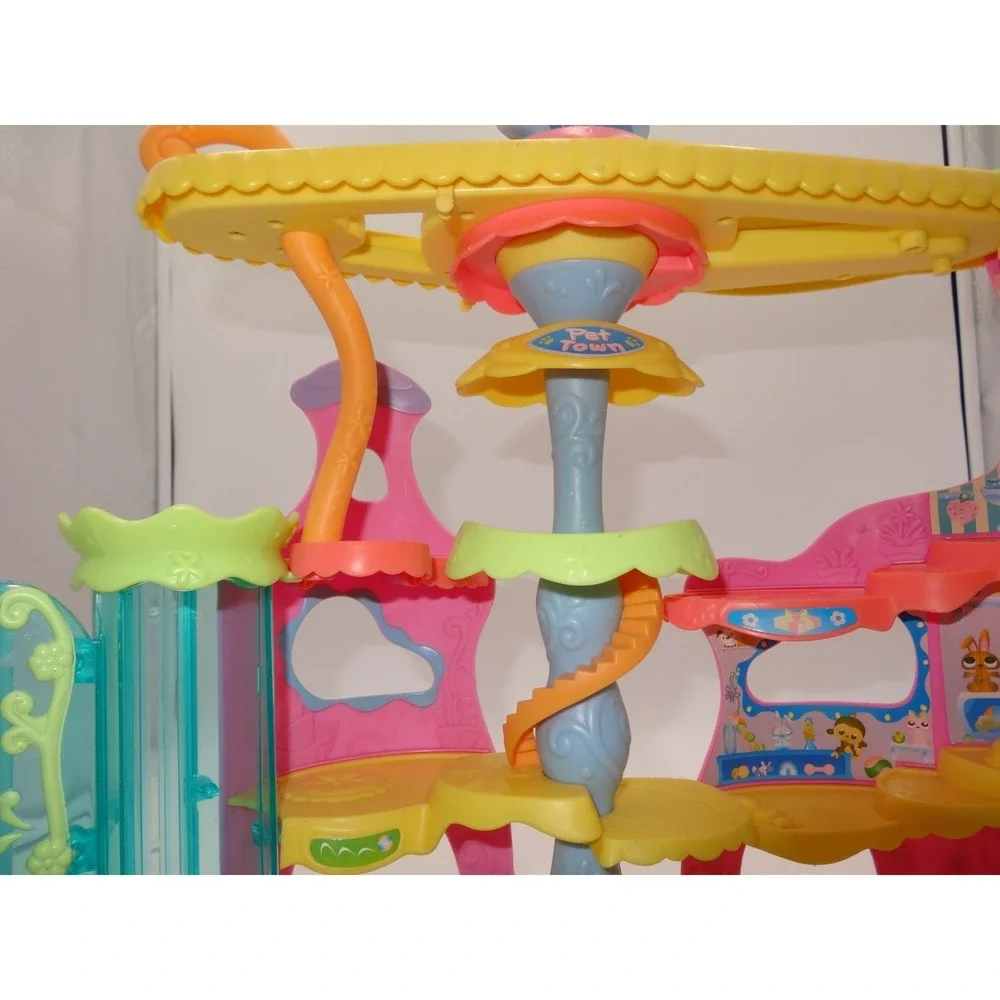 LPS Littlest Pet Shop Round n Round Pet Town No Accessories